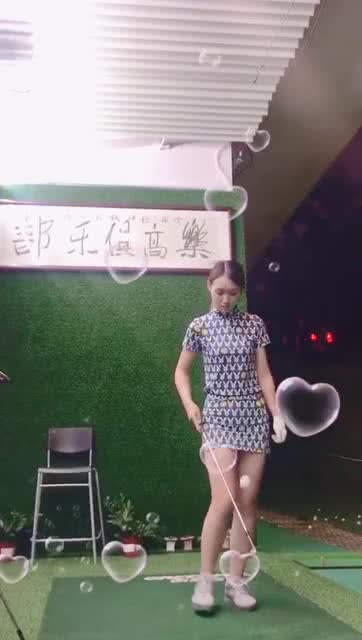 美女直播教打高尔夫球的视频